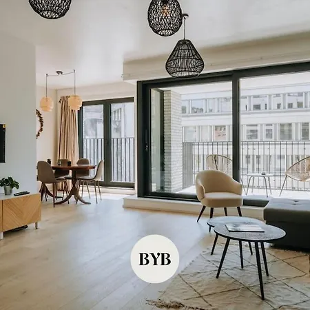 Apartment 2 Bedroom And Private Parking In Center