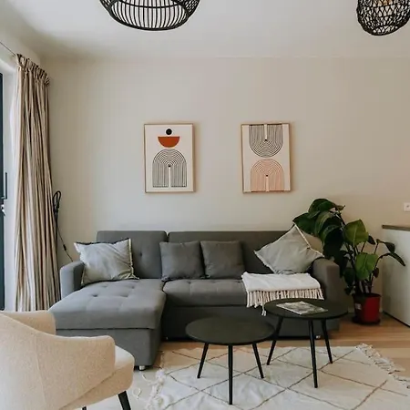 2 Bedroom And Private Parking In Center Apartment *