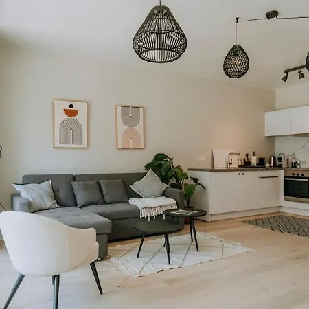 Apartment 2 Bedroom And Private Parking In Center