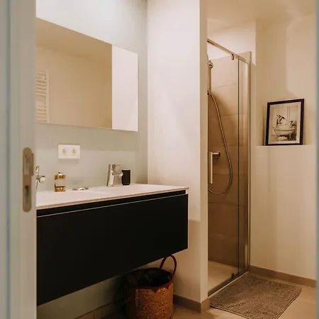 Apartment 2 Bedroom And Private Parking In Center *