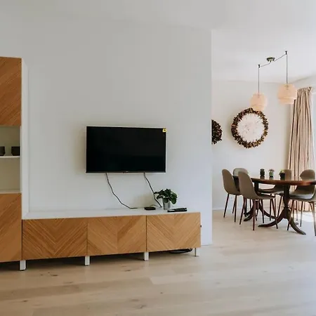 2 Bedroom Apartment&private Parking In Center *