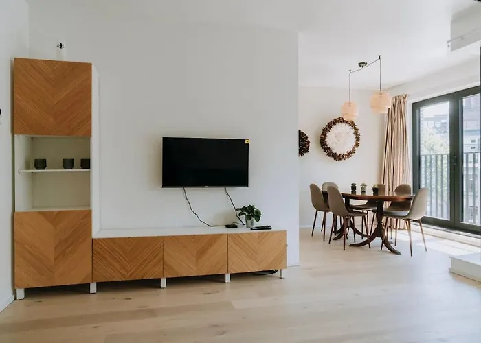 2 Bedroom And Private Parking In Center *