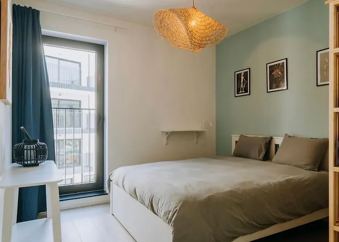 2 Bedroom And Private Parking In Center Lutych